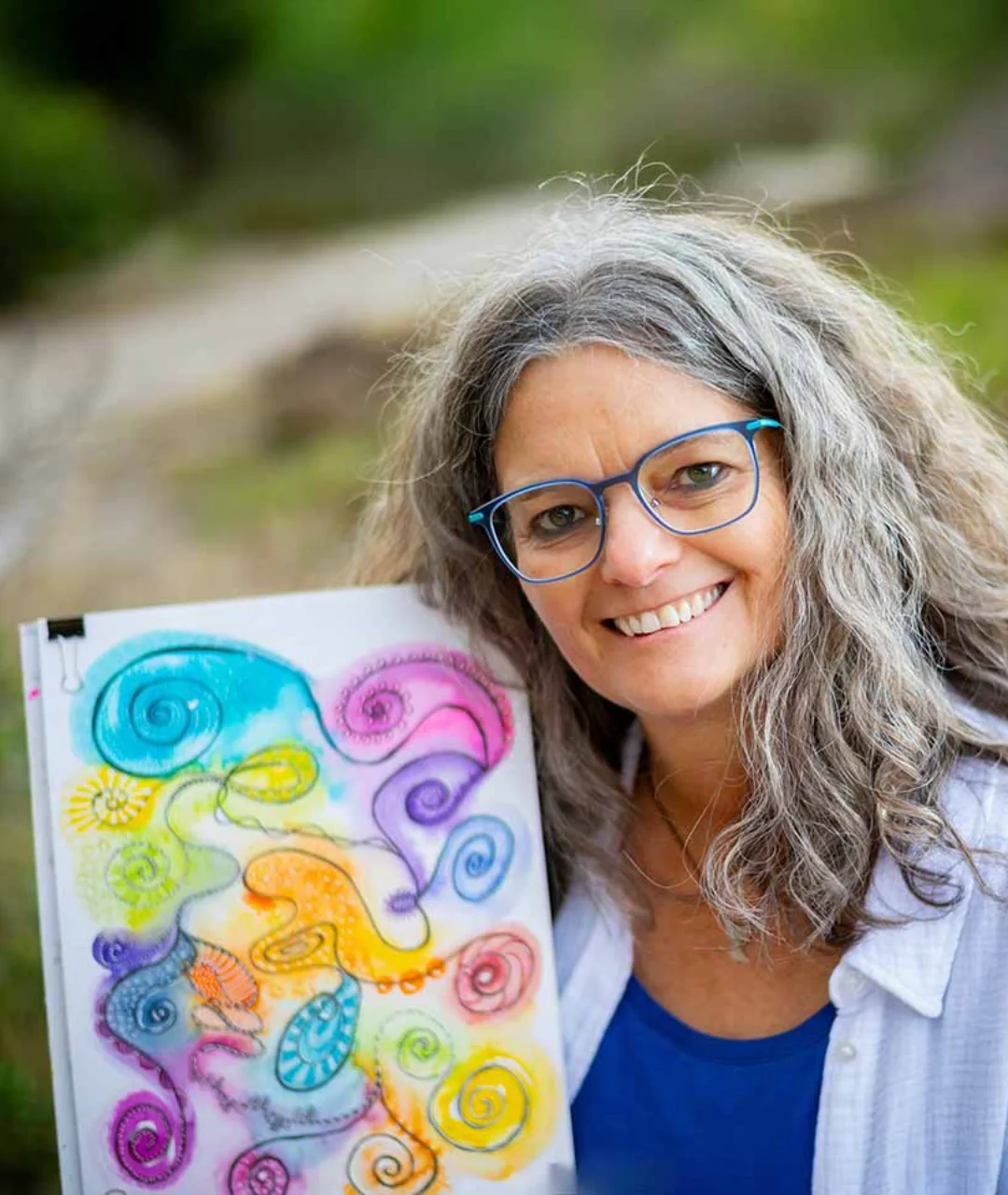 Christina mit einem ihrer eigenen Kunstwerke